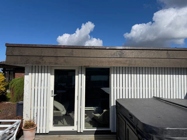 Åpnet opp for mer lys og binde garasje til terrasse
