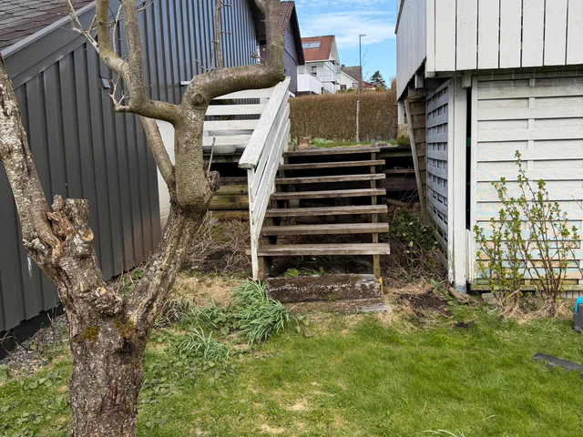 Hagen med den gamle trappen opp til terrassen