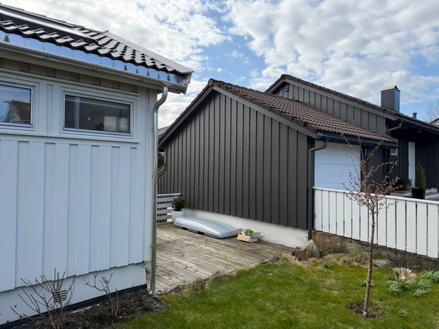 Hage og terrasse mot nabohuset