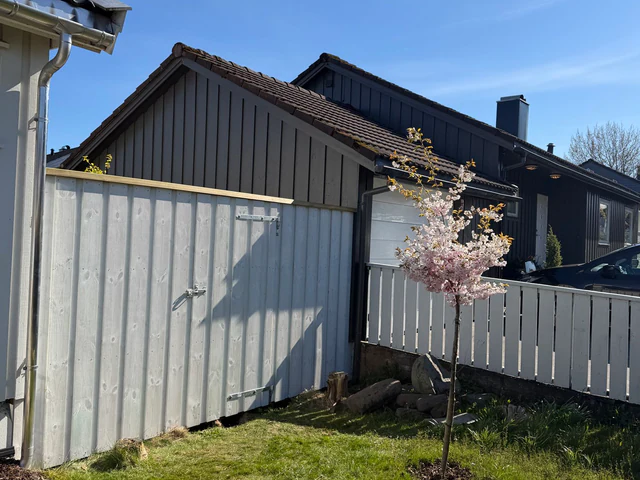 Ny hvit levegg langs tomtegrensen