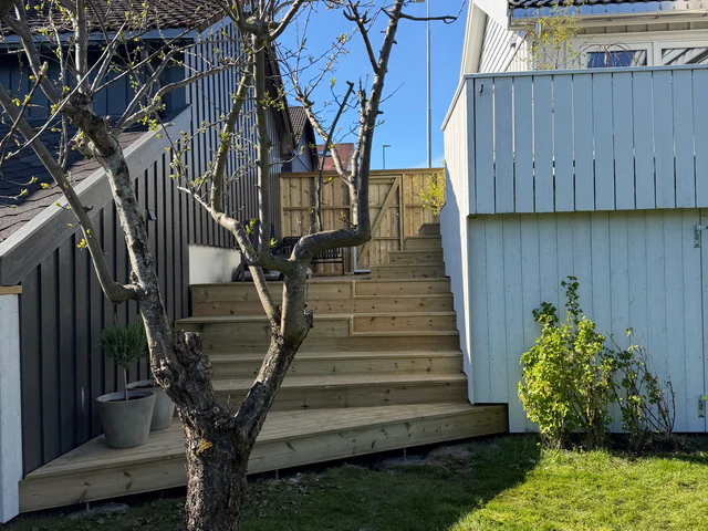 Terrasse med bred trapp i trykkimpregnert tre