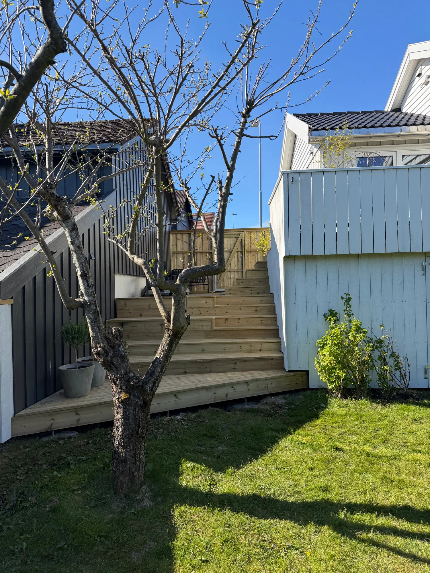 Terrasse med bred trapp i trykkimpregnert tre