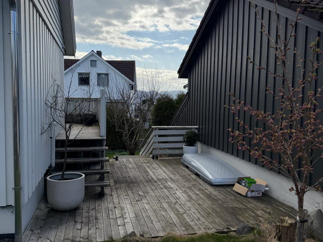 Terrasse mellom huset og garasjen