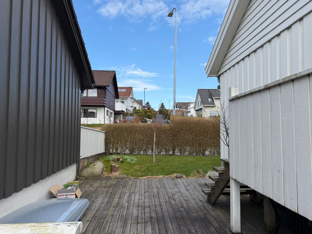 Terrasse og hage med innsyn mot gaten