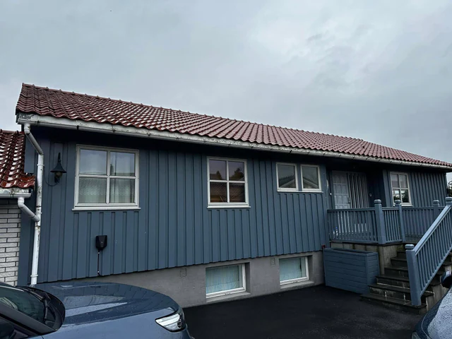 Blått hus med ny stående kledning