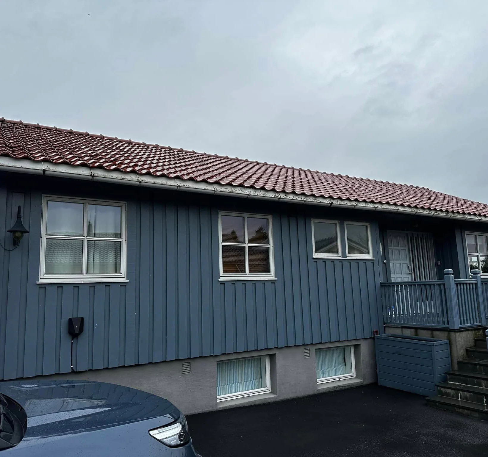 Blått hus med ny stående kledning