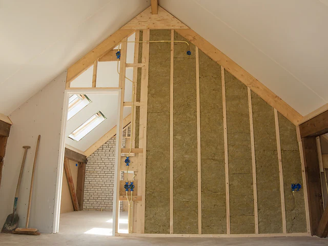 Loft under arbeid med isolerte vegger mellom nye stendere