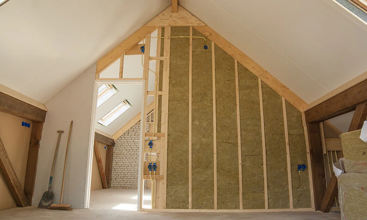 Loft under arbeid med isolerte vegger mellom nye stendere