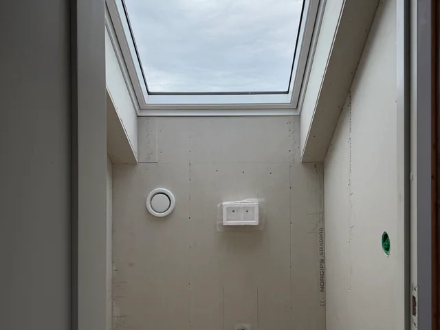 wc på loft, økt takhøyde og lys fra takvindu