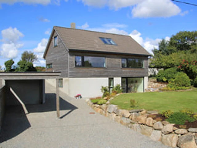 Innkjørsel og carport foran boligen