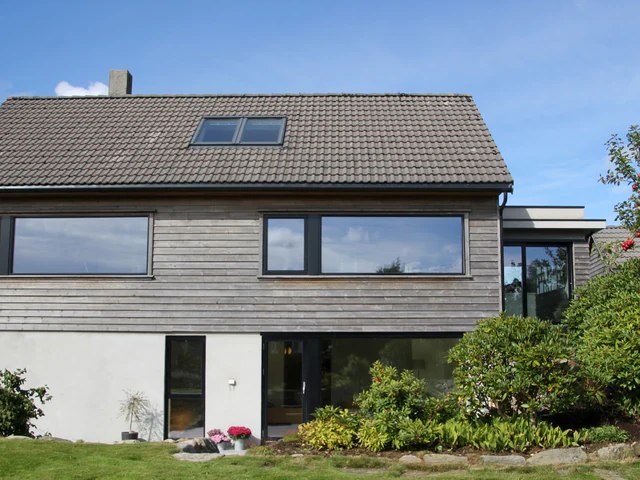 Enebolig på Vardheia med liggende trekledning og store vinduer etter totalrenovering
