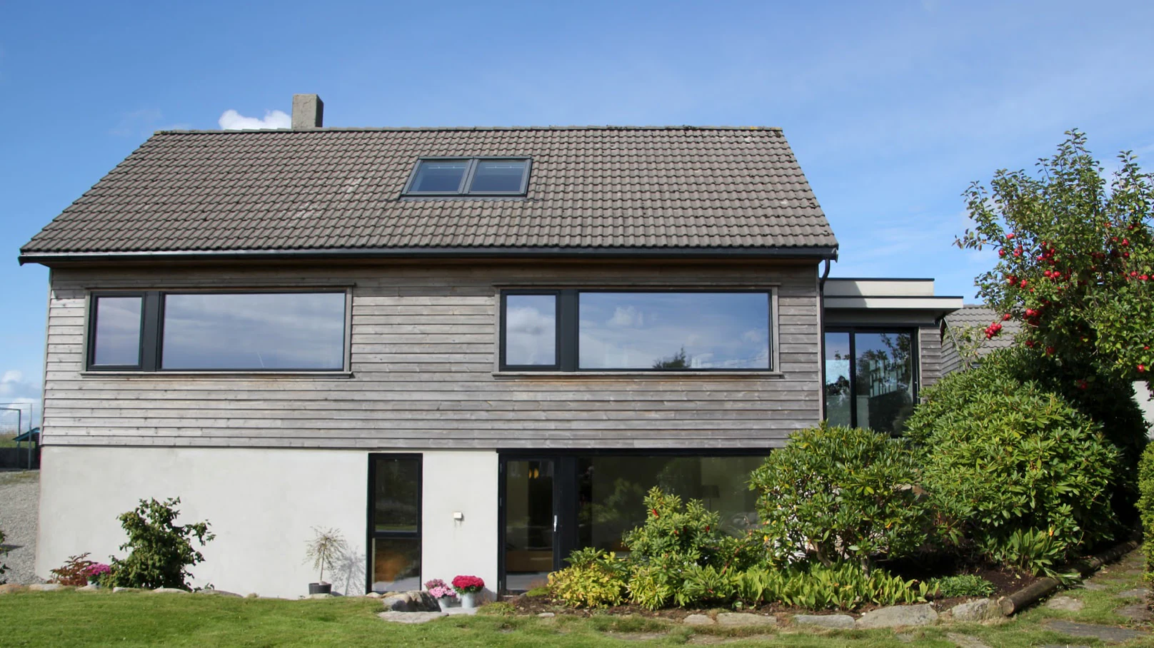 Enebolig på Vardheia med liggende trekledning og store vinduer etter totalrenovering