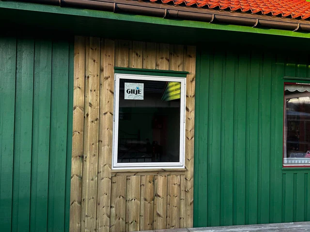 Nytt vindu montert i vegg med grønn og ubehandlet trekledning